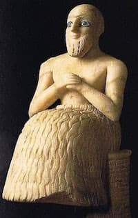Estatuilla sumeria vistiendo un kaunakes